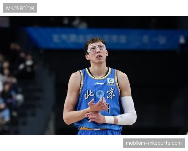 周琦虽然一度遭遇伤病困扰,但季后赛中依然展现了本土球员顶级的护筐能力和防守影响力 周琦虽然一度遭遇伤病困扰,但季后赛中依然展现了本土球员顶级的护筐能力和防守影响力